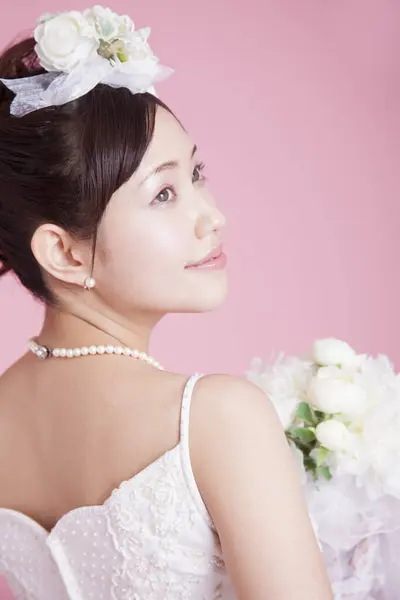 Красивая Азиатская Невеста Позирует Розовом Фоне — стоковое фото