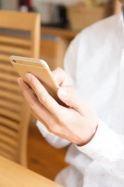 Мужчина Пользующийся Мобильным Телефоном Дома Закрывается Руки — стоковое фото
