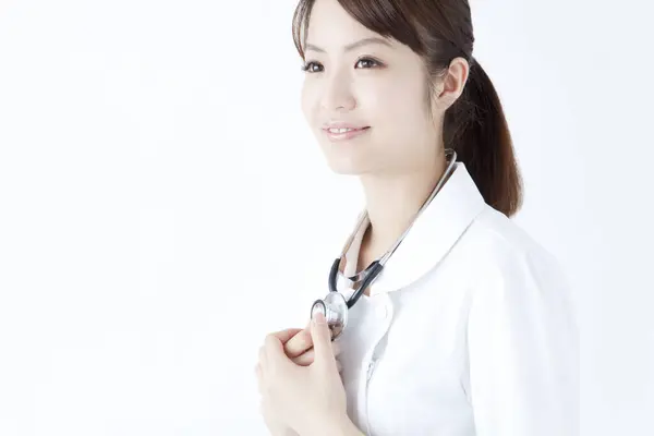 Студійний Портрет Красивої Японської Медсестри Білому Халаті Веселий Лікар Ізольований — стокове фото