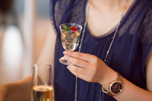 Vacker Kvinna Klänning Håller Champagne — Stockfoto