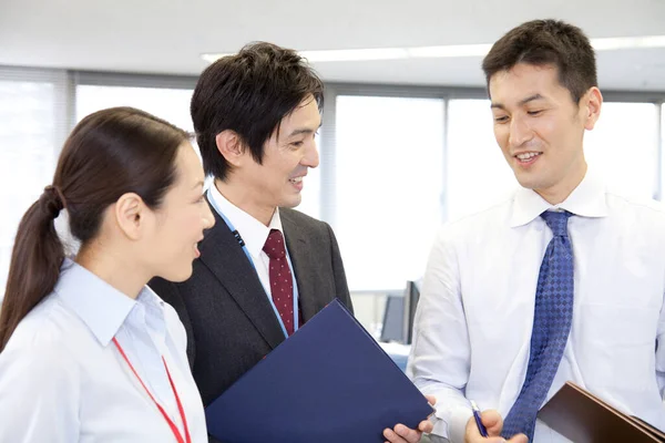 Gruppe Junger Japanischer Geschäftsleute Diskutiert Projekt Teamwork Konzept — Stockfoto