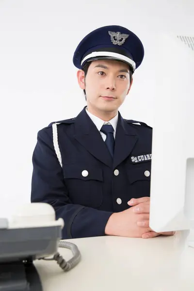 Portrait Studio Policier Japonais Avec Ordinateur — Photo