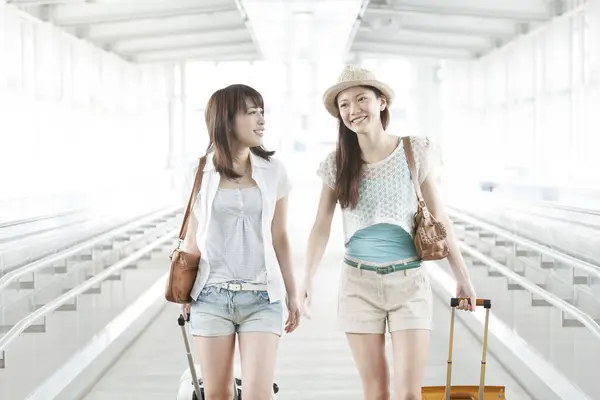 Šťastný Asijské Mladé Ženy Zavazadly Letišti — Stock fotografie