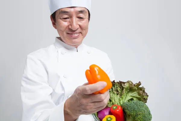 Zbliżenie Portret Japońskiego Szefa Kuchni Gospodarstwa Warzywa — Zdjęcie stockowe