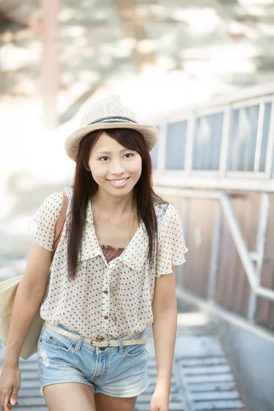 Mooi Glimlachen Aziatische Vrouw Hoed Poseren Straat — Stockfoto