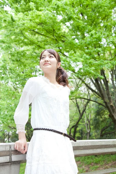 在公园里穿着白色衣服的美丽的亚洲女人 — 图库照片