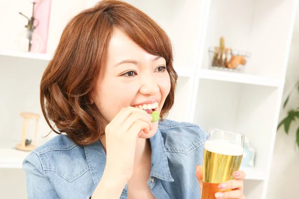 Alegre Japonesa Mujer Bebiendo Cerveza Casa — Foto de Stock