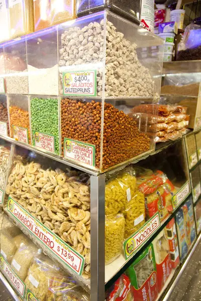 Cam rafları dolduran renkli kuru atıştırmalıklar