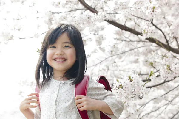 Mignonne Fille Japonaise Enfant Avec Sac Dos Dans Parc Printemps — Photo