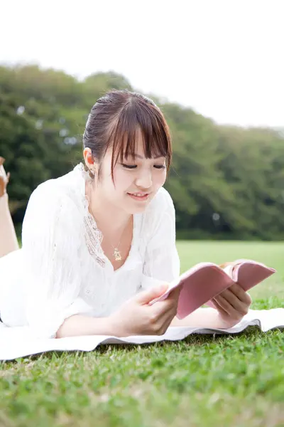 Japanese Woman Reading Book Park — Stock Photo, Image
