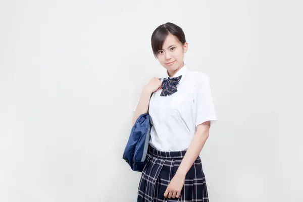 Okul Üniformalı Çantalı Genç Japon Kızın Stüdyo Portresi — Stok fotoğraf