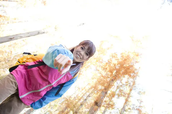 Młoda Japonka Żółtym Plecakiem Trekking Jesiennym Parku — Zdjęcie stockowe