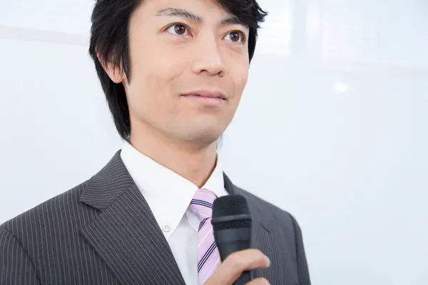 Joven Empresario Japonés Con Micrófono Durante Presentación —  Fotos de Stock