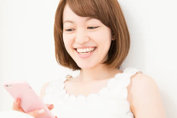 Sorrindo Bela Mulher Japonesa Usando Smartphone — Fotografia de Stock