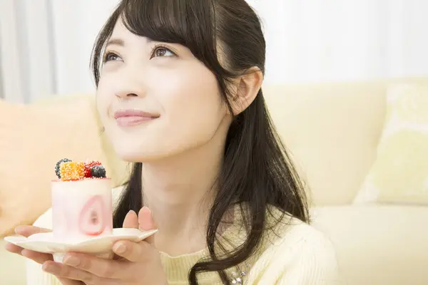 Hermosa Mujer Asiática Sosteniendo Plato Con Delicioso Pastel —  Fotos de Stock