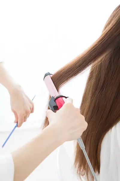 Junge Frau Bekommt Haare Schönheitssalon Gelockt — Stockfoto