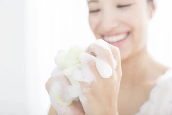 Japońska Kobieta Sprzątająca Twarz Zbliżenie Portret Młodej Damy Myjącej Twarz — Zdjęcie stockowe