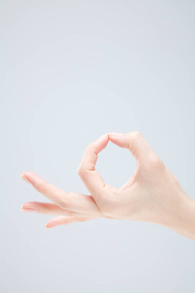 Крупный план женской руки на белом фоне 