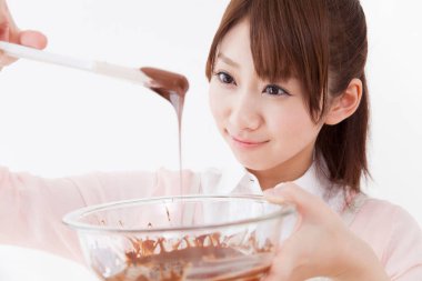 Güzel Japon kadın tatlı hazırlıyor.