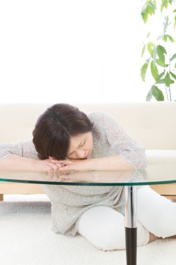 Masada yatan üzgün bir kadının portresi.