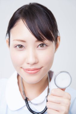 Bir kadın doktor portresi, stüdyo fotoğrafı.