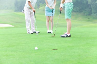 Golf oyuncusu ve arkadaşları golf sahasında