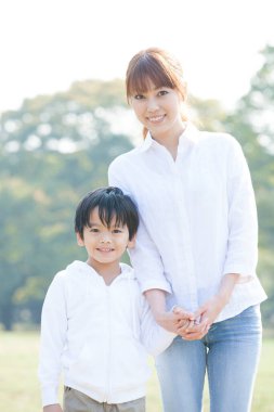 Parkta bir çocukla genç bir anne.