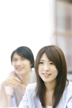 Sınıfta okuyan genç Asyalı öğrencilerin portresi