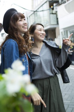 Genç Asyalı kadın yürüyen şehir