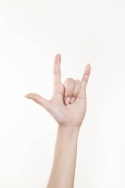 Beyaz arka planda el hareketi yapan kadınların yakın çekimi. 