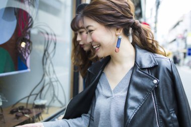 Mağaza vitrinine bakan iki kız arkadaş