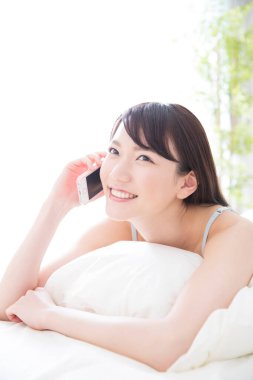 yatakta yatarken ve telefonunuzun ve kadın