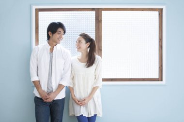 Duvarda birbirine aşık Asyalı çift 