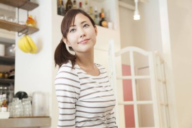 Çekici Asyalı genç kadın portresi 