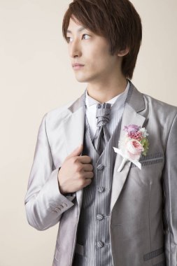 Yakışıklı bir Asyalı damadın portresi.