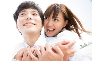 Genç çift dışarıda eğleniyor.