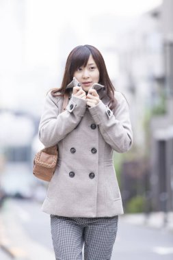 Genç ve güzel Asyalı bir kadının açık hava portresini kapat.