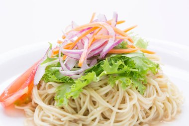 Tabağında sebze olan şehriye manzarasını kapat.