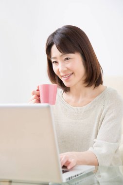 kahve içme ve dizüstü kullanan kadın