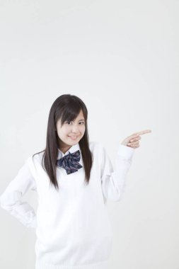 Asyalı kadın parmağıyla gösteriş yapıyor.