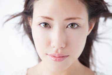 Kameraya bakan Asyalı kadın, stüdyo çekimi.