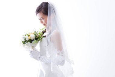 Bir buket çiçekli güzel Japon gelininin portresi