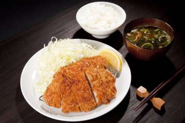 Tonkatsu pilavlı Japon yemeği ve çorba.
