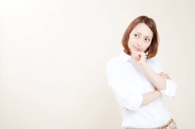 Duvarda izole edilmiş Asyalı kadın portresi 