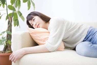 genç kadın evde istirahat