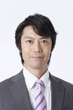 Takım elbiseli genç Asyalı iş adamının portresi.