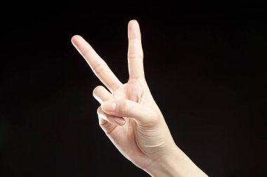 Siyah arka planda hareket gösteren kadın elini kapat