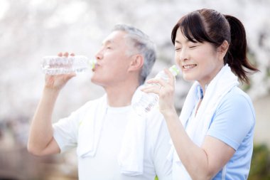 Asyalı bir çift kaçak su içiyor.