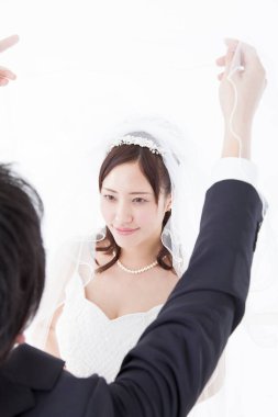 Beyaz arka planda birbirine aşık bir çift. 