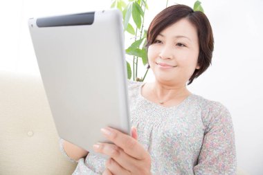 Asyalı kadın Tablet PC'yi kullanma